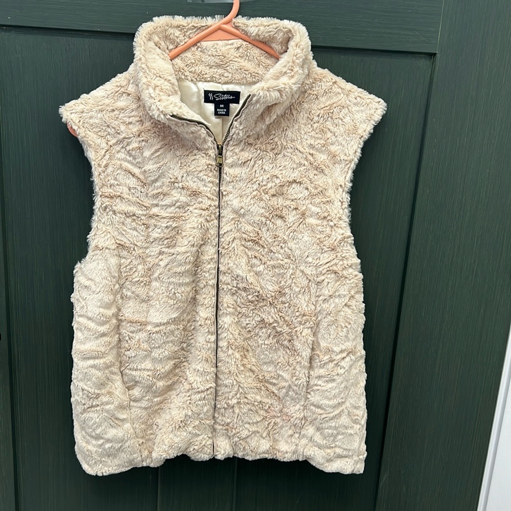 Sisters faux fur vest. Slight peplum at the back. Size medium